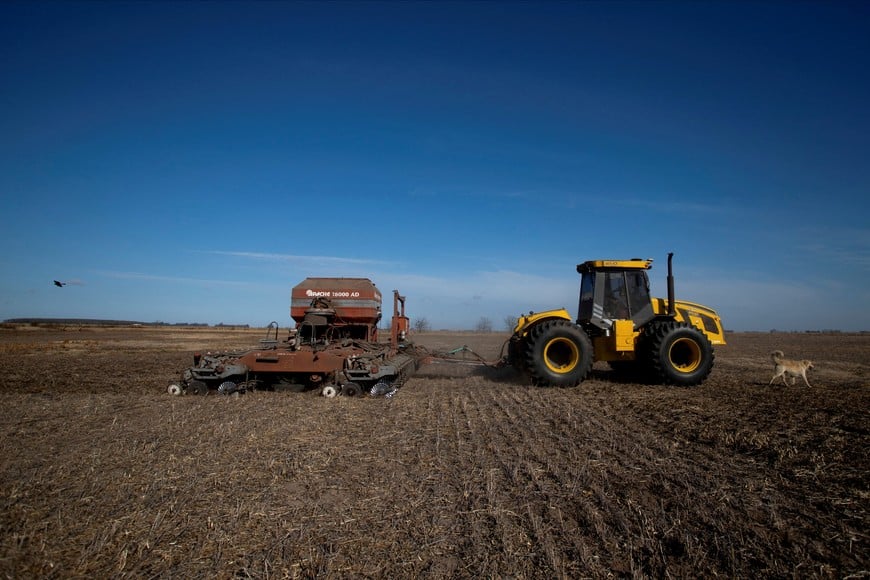 FILE PHOTO: An agricultural worker operates a tractor with a seeder to sow wheat on farmland in Comodoro Py, on the outskirts of Buenos Aires, Argentina June 21, 2022. REUTERS/Matias Baglietto/File Photo