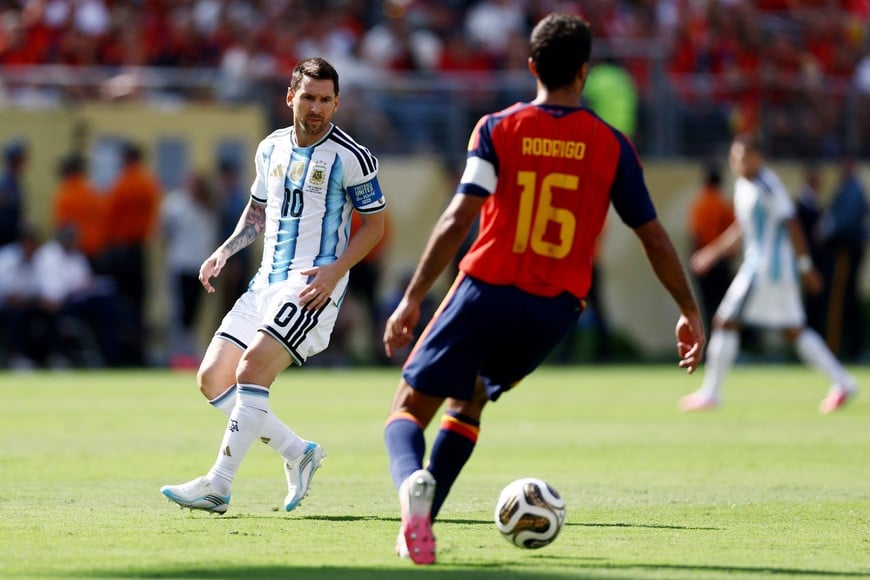 Soccer Football - FIFA World Cup 2026 - Final - Spain v Argentina - New York/New Jersey Stadium, East Rutherford, New Jersey, U.S. - July 19, 2026
Argentina's Lionel Messi in action with Spain's Rodri REUTERS/Lee Smith