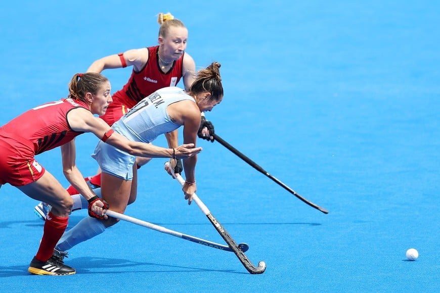 (240809) -- COLOMBES, 9 agosto, 2024 (Xinhua) -- Rocío Sánchez Moccia (d) de Argentina disputa la pelota durante el partido por la medalla de bronce femenino de hockey sobre césped entre Argentina y Bélgica en los Juegos Olímpicos de París 2024, en Colombes, Francia, el 9 de agosto de 2024. (Xinhua/Ren Pengfei) (ra) (da)