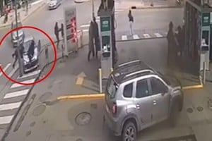 El vehículo terminó impactando contra dos peatones tras perder el control.