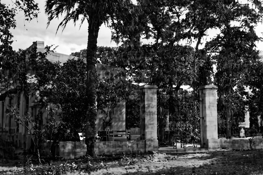 Las afueras de la casaquinta. Imagen de archivo mejorada con IA.