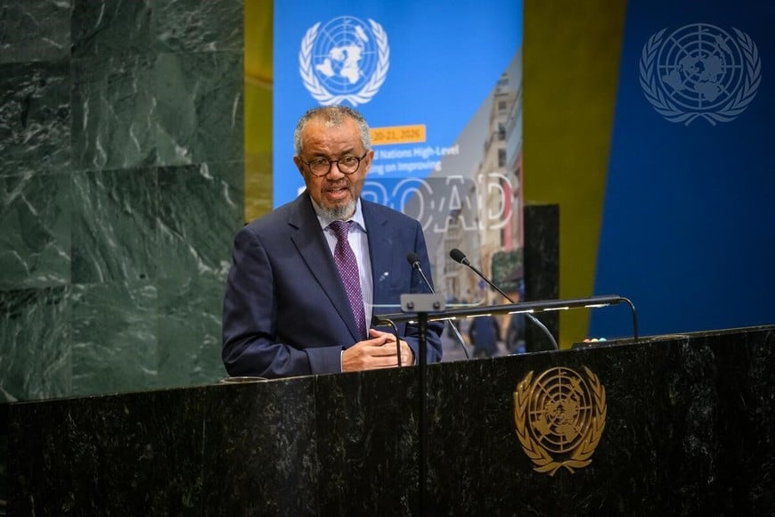 (260721) -- NACIONES UNIDAS, 21 julio, 2026 (Xinhua) -- Imagen del 20 de julio de 2026 del director general de la Organización Mundial de la Salud, Tedros Adhanom Ghebreyesus, hablando en la reunión de alto nivel de la Asamblea General de las Naciones Unidas (AGNU) sobre la mejora de seguridad vial mundial, en la sede de la ONU, en Nueva York. La AGNU adoptó el lunes un proyecto de resolución que reafirma el objetivo mundial de reducir las muertes y lesiones por accidentes de tránsito en al menos un 50 por ciento para 2030 y comprometiéndose a adoptar las medidas necesarias para alcanzar los objetivos. (Xinhua/Loey Felipe/ONU) (jg) (ra) (ce)