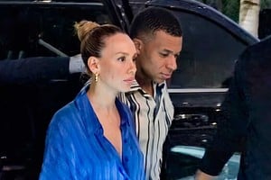 La pareja fue vista en un club nocturno. Captura de pantalla mejorada con IA