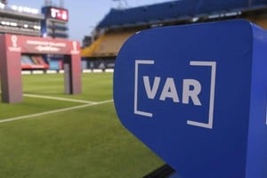 Las nuevas reglas del Mundial, que incluyen cambios en el VAR y saques laterales, se implementarán en Argentina tras la notificación de la International Board.