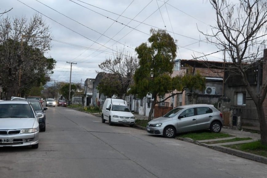Malherido, el joven chocó con su auto en la cuadra de Vera Mujica al 700. Foto: Manuel Fabatía