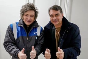 Milei mantendrá una reunión de trabajo con el senador brasileño Flávio Bolsonaro.
