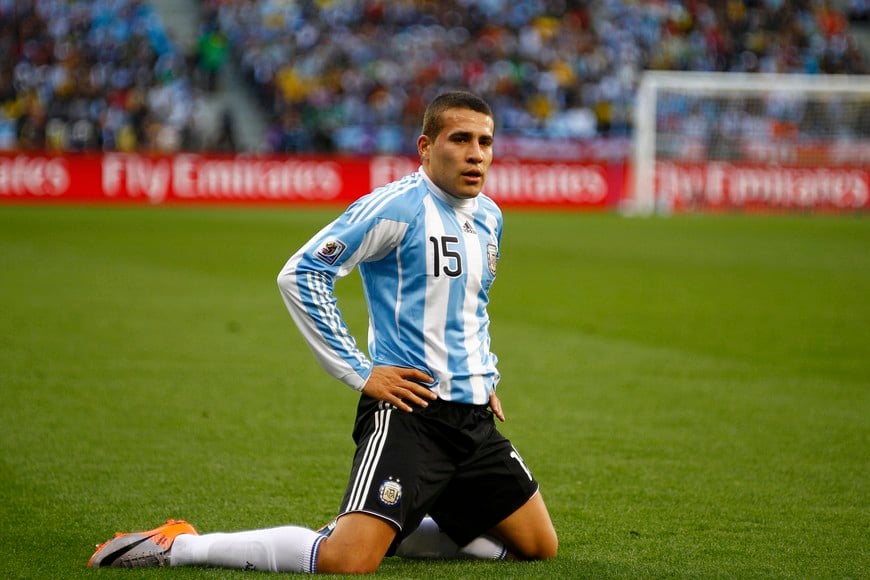 Argentina's Nicolas Otamendi reacts during the 2010 World Cup quarter-final soccer match against Germany at Green Point stadium in Cape Town July 3, 2010. REUTERS/Kai Pfaffenbach (SOUTH AFRICA  - Tags: SPORT SOCCER WORLD CUP) ciudad del cabo sudafrica Nicolas Otamendi campeonato mundial de futbol sudafrica 2010 futbol cuartos de final futbolistas partido seleccion argentina alemania