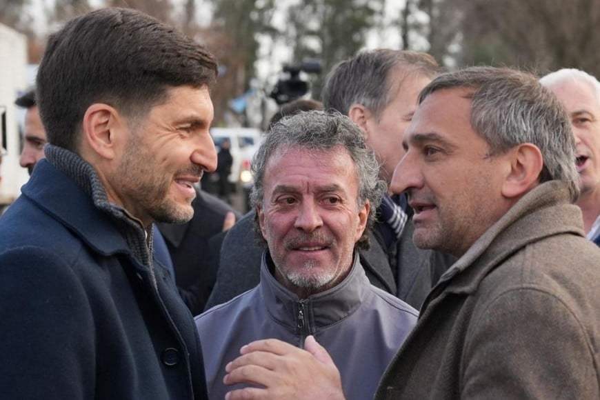 El gobernador Maximiliano Pullaro firmó el acta para el inicio de las obras de bacheo, sellado de grietas y reposición de luminarias en la Ruta Nacional A012.