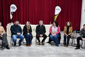 Sunchales entregó escrituras a ocho familias y brindó seguridad jurídica sobre sus hogares