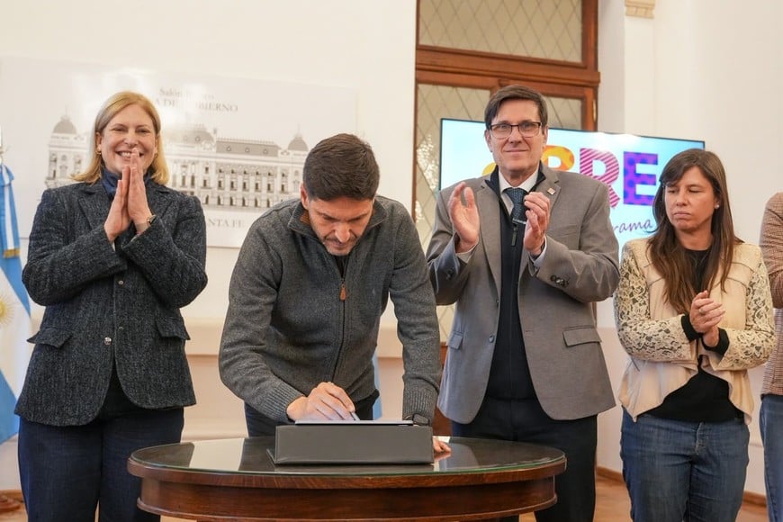 Pullaro firmó 71 convenios con municipios y comunas para construir 82 nuevas aulas.