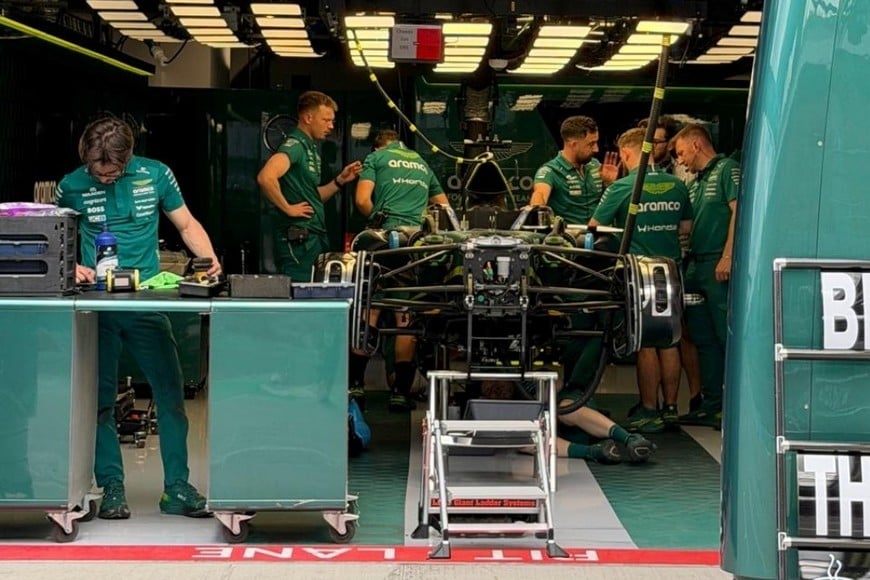 El equipo trabaja en el monoplaza de Stroll