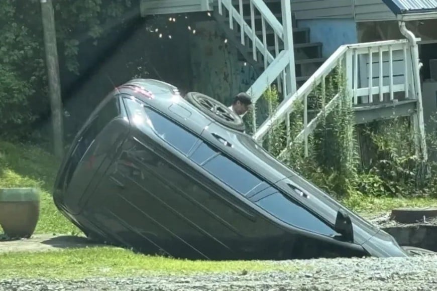 Se observa un automóvil en un socavón en Fayetteville, Virginia Occidental, el miércoles. Foto: Stephanie Kariott