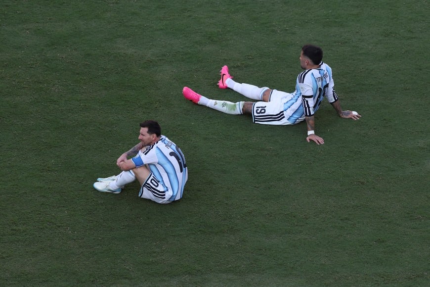 (260719) -- NUEVA YORK, 19 julio, 2026 (Xinhua) -- Los jugadores Lionel Messi (i) y Nicolás Otamendi, de Argentina, reaccionan al término del partido final de la Copa Mundial de la FIFA 2026 ante España, celebrado en el Estadio Nueva York Nueva Jersey, en Nueva York, Estados Unidos, el 19 de julio de 2026. (Xinhua/Xu Zijian) (rtg) (vf)