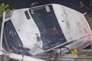 La Mercedes Sprinter terminó volcada junto a la tribuna de la cancha de hockey de El Quillá.