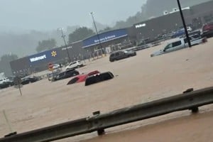El estacionamiento de Walmart inundado en Weston, Virginia Occidental. Foto: AP