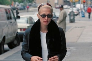 Los accesorios de inspiración retro ganan protagonismo durante este invierno.