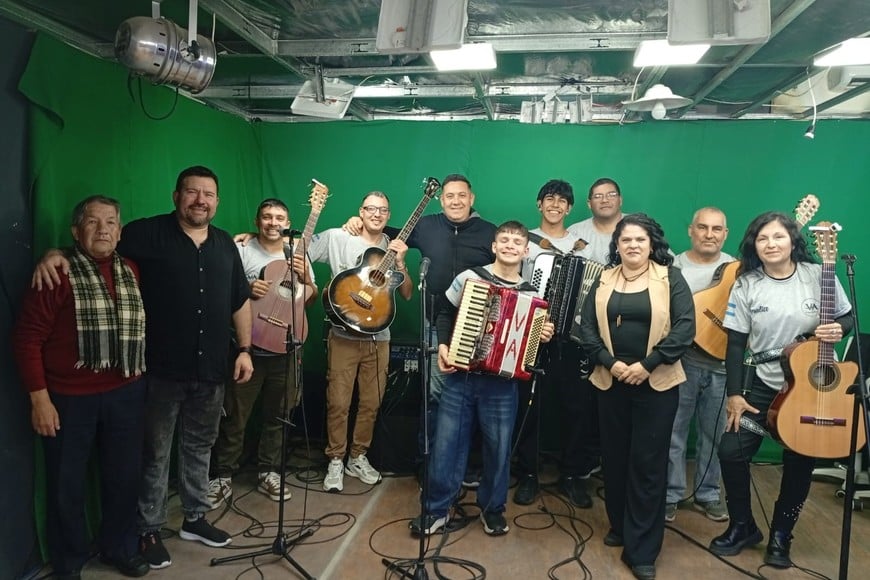 Valentín Ávila y sus noches de peñas con amigos. Gentileza
