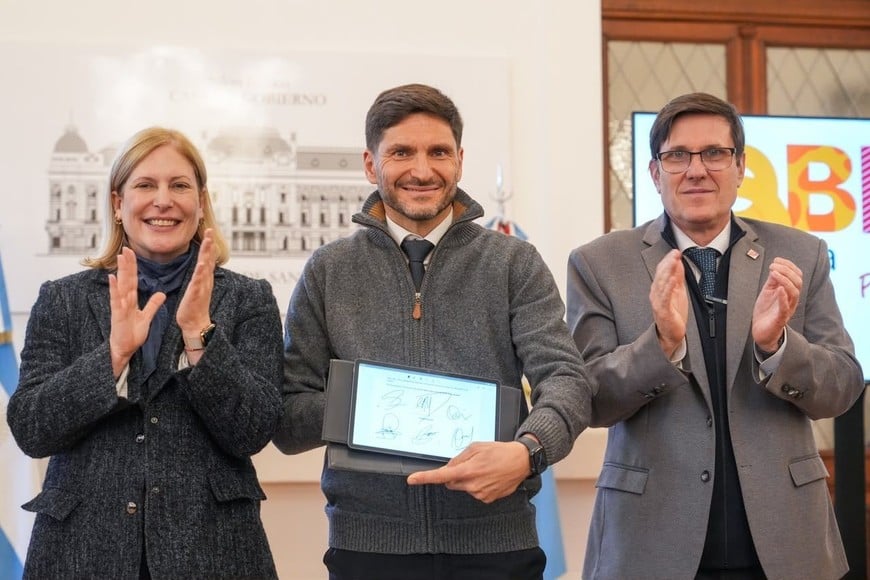Autoridades provinciales, intendentes, presidentes comunales y representantes de la comunidad educativa participaron del acto en la Casa de Gobierno.