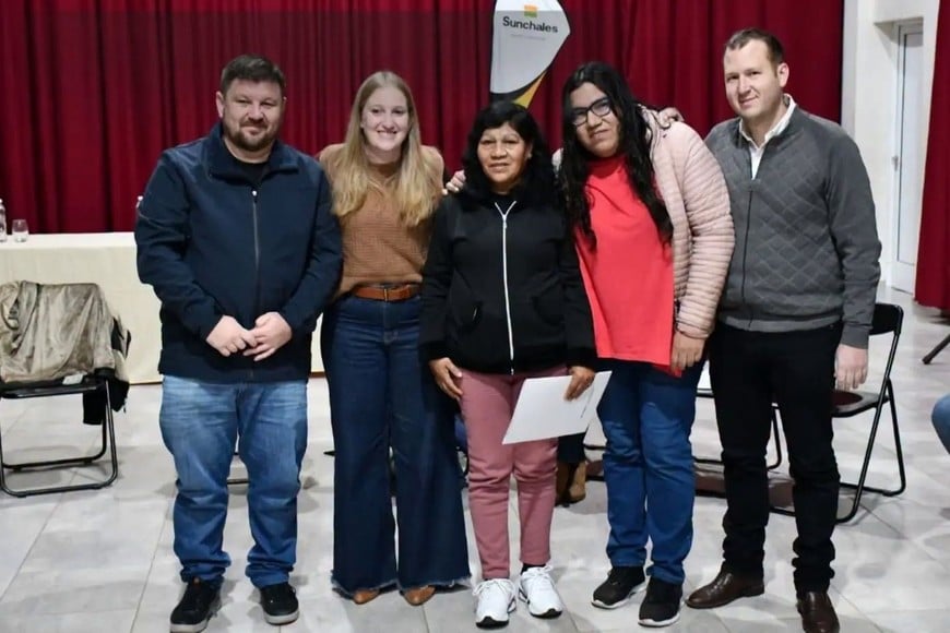 Sunchales entregó escrituras a ocho familias y brindó seguridad jurídica sobre sus hogares