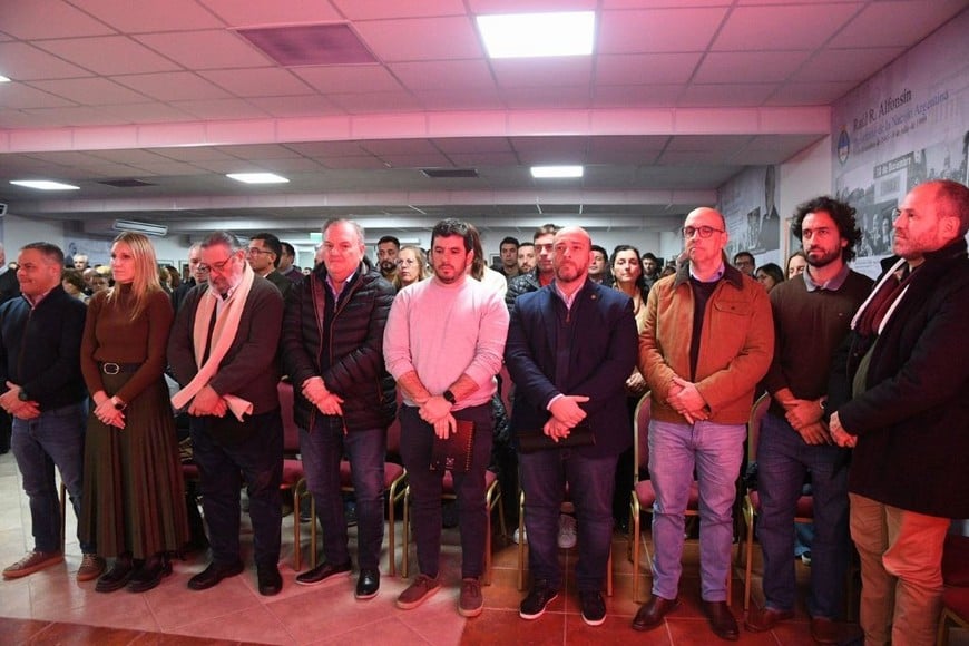 Basile acompañado por los líderes de UCR a nivel nacional y provincial más funcionarios provinciales en la sede del comité radical. Foto: Manuel Fabatia