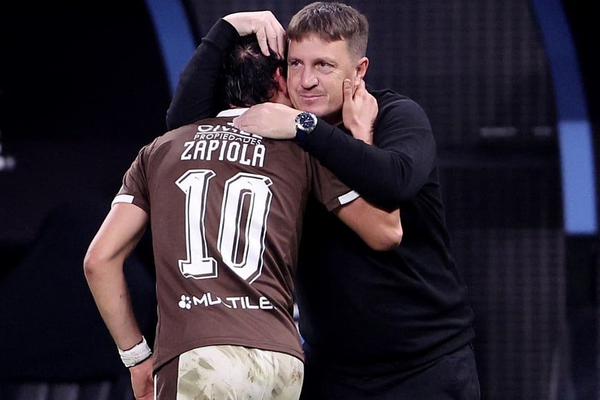 Soccer Football - Copa Libertadores - Group E - Corinthians v Platense - Neo Quimica Arena, Sao Paulo, Brazil - May 27, 2026
Platense's Franco Zapiola celebrates scoring their second goal with coach Walter Zunino REUTERS/Alex Silva