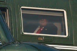 Donald Trump aseguró que analiza una ofensiva de mayor escala contra objetivos militares de Irán. Foto: Reuters