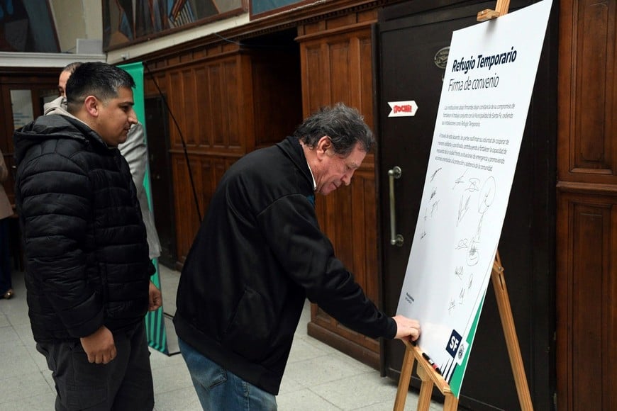 Un vecinalista de Centenario durante la firma de convenios. MCSF