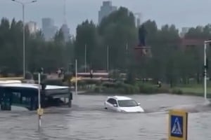 La lluvia torrencial y el granizo dejaron vehículos varados y complicaron el tránsito en la capital de Kazajistán.