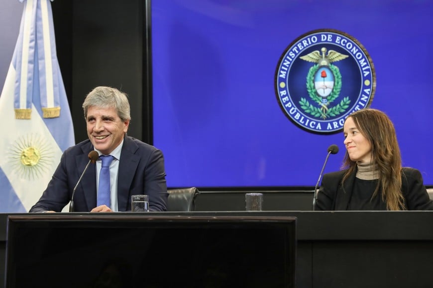 El ministro de Economía, Luis Caputo, y la secretaria Legal y Técnica de la Presidencia, María Ibarzabal Murphy, presentaron el proyecto en Casa Rosada.