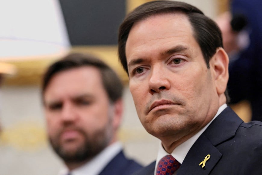 FILE PHOTO: U.S. Secretary of State Marco Rubio and Vice President JD Vance attend a meeting between U.S. President Donald Trump and Canada's Prime Minister Mark Carney in the Oval Office at the White House in Washington, D.C., U.S., October 7, 2025. REUTERS/Evelyn Hockstein/File Photo