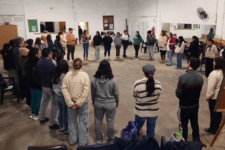 Docentes y estudiantes del equipo de la UCSF junto a los alumnos del Liceo de San José del Rincón.