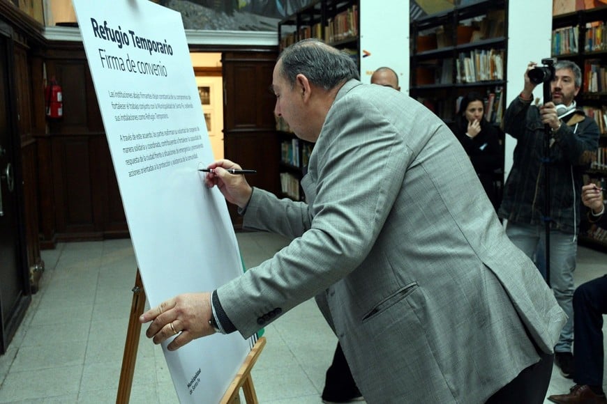 El intendente rubricó simbólicamente el convenio. MCSF