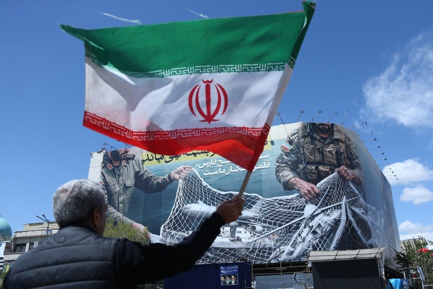 (260408) -- TEHERAN, 8 abril, 2026 (Xinhua) -- Un hombre asiste a una manifestación, en Teherán, Irán, el 8 de abril de 2026. Irán y Estados Unidos acordaron un cese al fuego de dos semanas como anunció el martes el presidente estadounidense, Donald Trump, una medida que ha sido ampliamente bienvenida por la comunidad internacional. (Xinhua/Shadati) (ah) (ra) (vf)