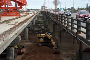 Máquinas a la obra entre ambos puentes.