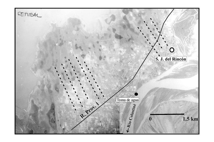 Fotografía aérea de 1954 que muestra el paisaje base no urbanizado de Rincón y su entorno: vestigios de dunas longitudinales formadas por el viento hace unos 20.000 años atrás (las líneas de guiones resaltan las crestas o altos topográficos de esas geoformas fósiles, entre bajíos hoy día ocupados por humedales). Gentileza.
