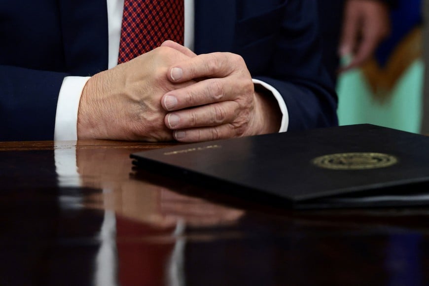 Make-up covers the back of the right hand of U.S. President Donald Trump, as he makes an announcement on American nuclear innovation in the Oval Office at the White House in Washington, D.C., U.S., July 24, 2026. REUTERS/Evelyn Hockstein