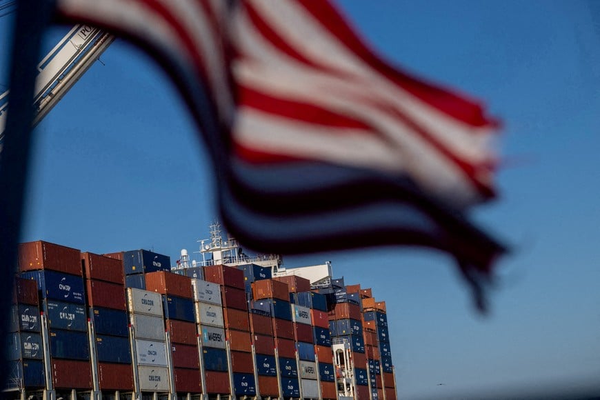 FILE PHOTO: FILE PHOTO: A cargo ship full of shipping containers is seen at the port of Oakland, California, U.S., August 4, 2025. REUTERS/Carlos Barria/File Photo