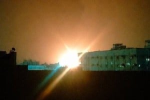 Los testigos afirmaron que múltiples explosiones sacudieron la zona portuaria.