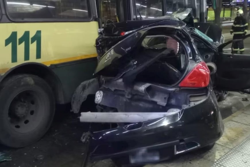 El Peugeot 308 quedó destruido tras el fuerte impacto en Plaza Italia.