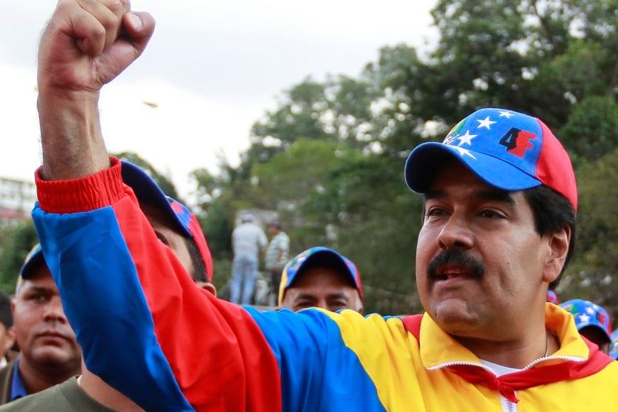 Venezuelan Vice President Nicolas Maduro rises his fist during a parade to commemorate the 21st anniversary of President attempted coup d'etat in Caracas February 2, 2013. Chavez is still in Cuba recovering from a cancer surgery and has not been seen in public since December 8 last year. REUTERS/Carlos Garcia Rawlins (VENEZUELA - Tags: POLITICS ANNIVERSARY) caracas venezuela Nicolas Maduro conmemoracion del fallido golpe de estado del año 1992 ceremonia acto vicepresidente