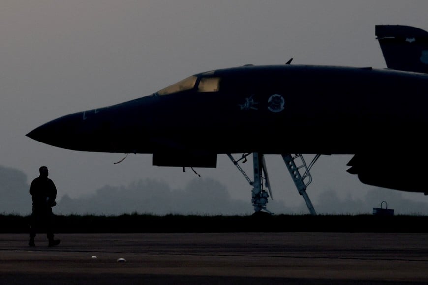FILE PHOTO: A member of ground crew works next to a B-1B Lancer military aircraft at RAF Fairford airbase, which hosts United States Air Force (USAF) personnel, amid a ceasefire between the U.S. and Iran, in Fairford, Gloucestershire, Britain, April 23, 2026. REUTERS/Hannah McKay/File Photo