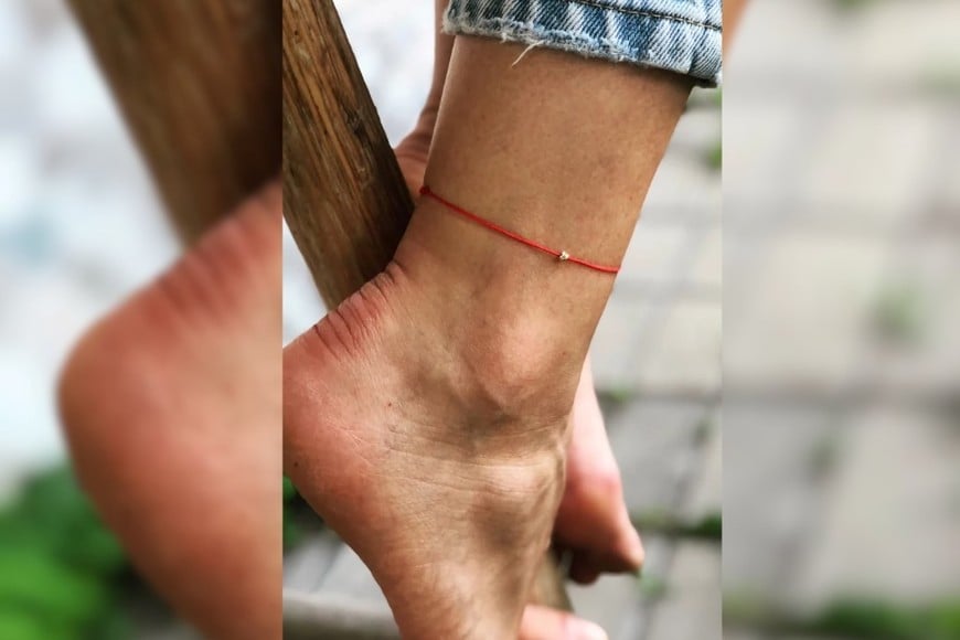 La cinta roja es utilizada como amuleto en distintas culturas.