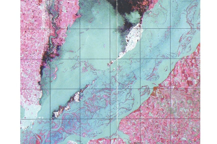 Abajo a la izquierda, la ciudad de Santa Fe y el paisaje de A° Leyes - Rincón - Colastiné, en una imagen satelital de la gran crecida de 1982 - 1983. Cada cuadrado tiene 10 km de lado. La planicie del río Paraná estuvo 460 días ocupada por aguas de inundación durante esa creciente extraordinaria. Gentileza.