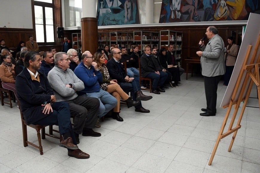 El intendente y los representantes de las instituciones barriales. MCSF