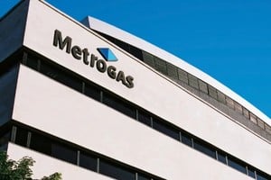 Metrogas inició una competencia entre cinco grupos por parte de sus acciones.