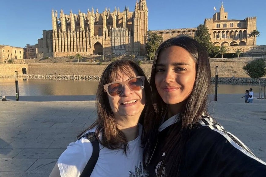 En este camino, la cantante contó con el respaldo indispensable de su entrenadora y preparadora de voz, la prestigiosa profesional Katie Viqueira.