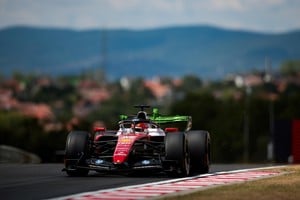 Leclerc quedó al frente con un registro de 1 minuto 19 segundos 075 milésimas, mientras que Hamilton terminó tercero con 1:19.618.