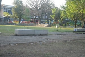 La víctima tomaba una gaseosa en la plaza cuando fue abordada por el desconocido. Foto: Manuel Fabatía