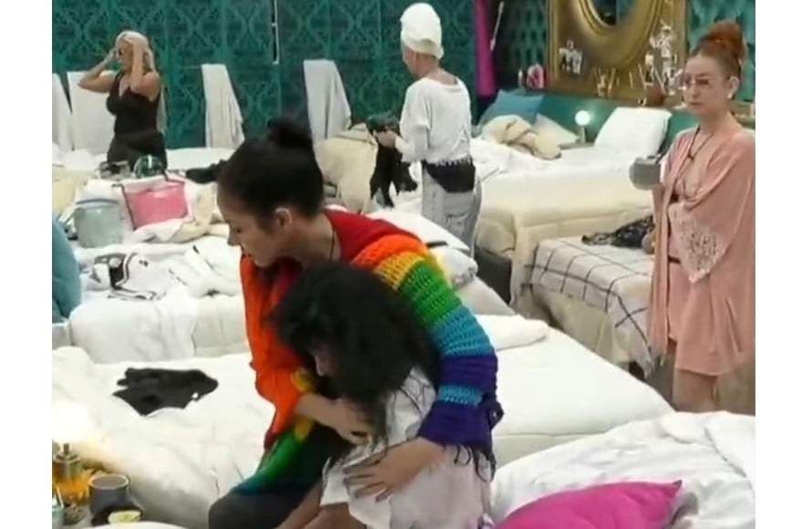 Alejandra Majluf fue contenida por Romina Uhrig tras su crisis en la casa.