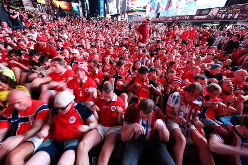 Soccer Football - FIFA World Cup 2026 - Norway fans perform their trademark Viking Row in Times Square - New York City, New York, U.S. - July 3, 2026
Norway fans perform the 'Viking Row' celebration at Times Square in New York City REUTERS/John Sibley